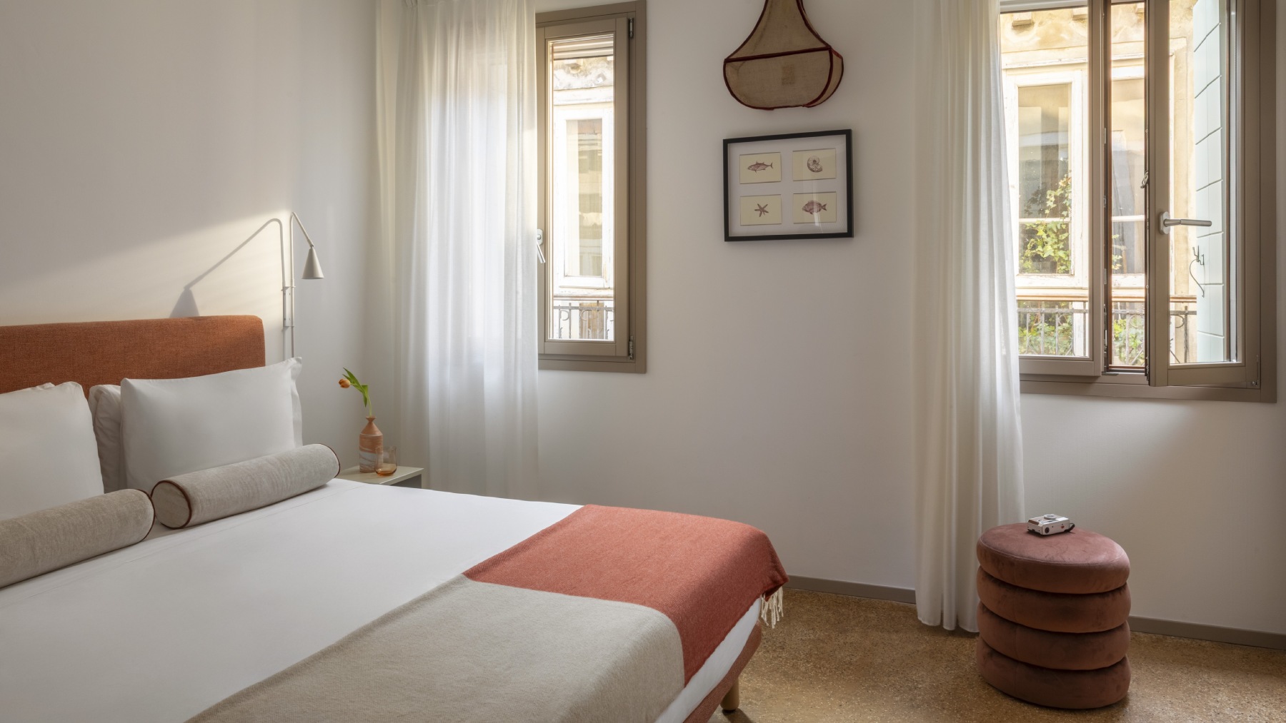 Camera Superior luminosa a Venezia con letto matrimoniale, testiera arancione, pouf di design e vista esterna - Ca' La Stampa, BZAR hotels a Venezia