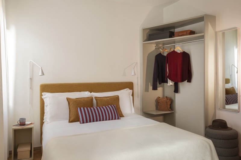 Camera Standard a Venezia con letto matrimoniale moderno e armadio a giorno minimalista - Ca' La Stampa, BZAR hotels a Venezia