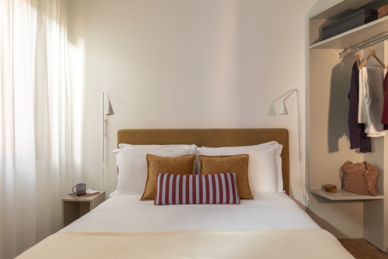 Dettaglio letto matrimoniale in camera Standard con cuscini color ocra e lampade da lettura - Ca' La Stampa, BZAR hotels a Venezia