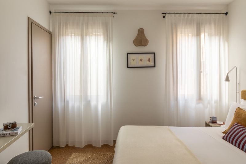 Interno camera Standard luminosa con ampie finestre, tende bianche e pavimentazione tipica veneziana - Ca' La Stampa, BZAR hotels a Venezia