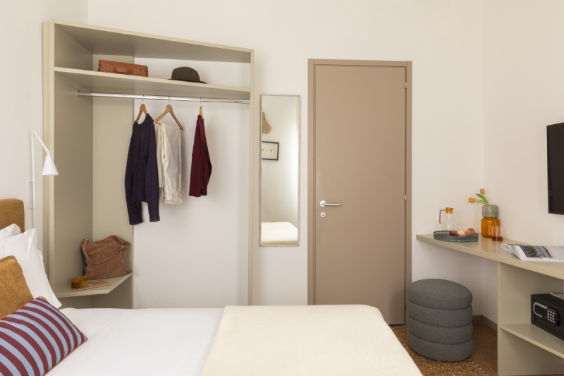 Zona desk e TV in camera Standard con arredamento di design e pouf grigio - Ca' La Stampa, BZAR hotels a Venezia