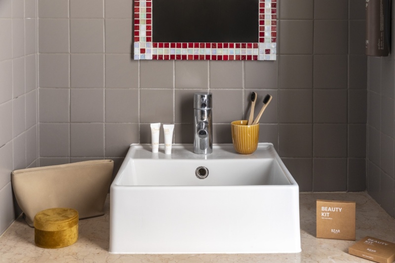Dettaglio lavabo bagno camera Standard con kit di cortesia BZAR hotels e specchio a mosaico - Ca' La Stampa, BZAR hotels a Venezia