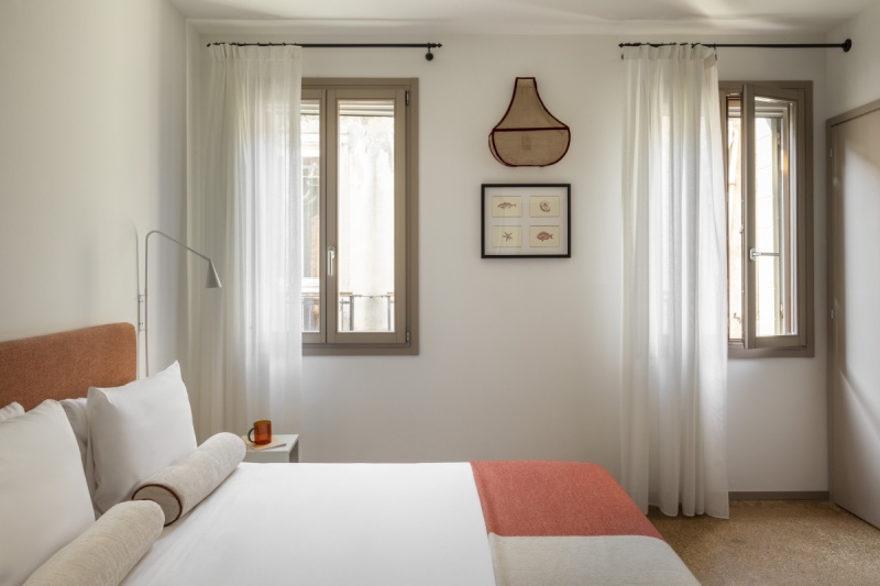 Interno camera Superior con dettagli d'arredo eleganti, quadri a tema marino e ampie finestre - Ca' La Stampa, BZAR hotels a Venezia